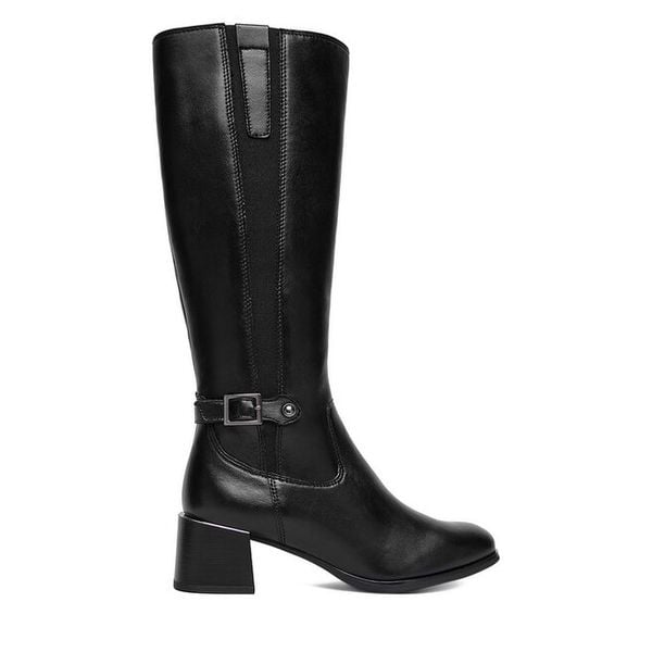 Kozaki Lasocki. Czarne kozaki damskie Lasocki, bez wzorów, bez obcasa, na słupku, bez zapięcia. Za 289.99 zł.