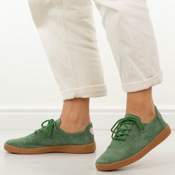 Zielone skórzane półbuty damskie T.Sokolski w26-611. Zielone półbuty damskie Sokolski, na jesień, bez wzorów, z jeansu, casualowe, z okrągłym noskiem, bez obcasa, bez zapięcia. W wyprzedaży za 179.10 zł.