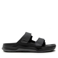 Klapki Birkenstock. Czarne klapki damskie Birkenstock, bez wzorów, bez obcasa, bez zapięcia. Za 499.99 zł.