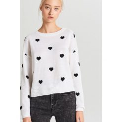 Klasyczny sweter - Kremowy. Białe swetry nierozpinane damskie Cropp, l, bez wzorów, klasyczne, bez kołnierzyka, bez ramiączek. Za 59.99 zł.