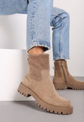 Ciemnobeżowe Botki z Imitacji Zamszu na Tłoczonej Podeszwie z Tekstylną Wstawką przy Cholewce Nevoria. Brązowe botki damskie Renee, bez wzorów, z jeansu, eleganckie, z okrągłym noskiem, bez obcasa, na płaskiej podeszwie, bez zapięcia. Za 124.99 zł.