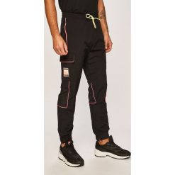 Adidas Originals - Spodnie. Czarne spodnie materiałowe męskie adidas Originals, bez wzorów, z dzianiny. Za 269.90 zł.