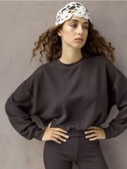 Krótka prążkowana bluza crewneck z wiskozą - brązowy. Brązowe bluzy damskie Sinsay, l, bez wzorów, prążkowane, sportowe, bez ramiączek, bez kaptura. Za 39.99 zł.