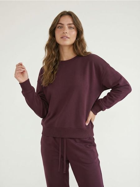 Dresowa bluza crewneck basic - czerwony. Czerwone bluzy damskie Sinsay, l, bez wzorów, z dresówki, sportowe, bez ramiączek, bez kaptura. Za 35.99 zł.
