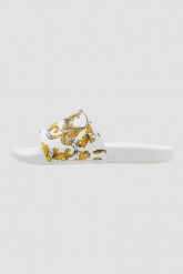 VERSACE JEANS COUTURE Białe klapki Fondo Slide DIS. SQ4. Białe klapki damskie Versace Jeans Couture, bez wzorów, z jeansu, bez obcasa, bez zapięcia. W wyprzedaży za 299.99 zł.