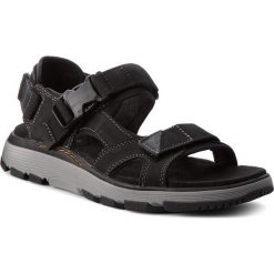 Sandały CLARKS - Un Trek Bar 261327777 Black Nubuck. Czarne sandały męskie Clarks, na lato, bez wzorów, z materiału, klasyczne, bez zapięcia. W wyprzedaży za 259.00 zł.