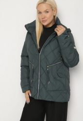 Ciemnozielona Pikowana Kurtka z Kapturem i Ozdobnymi Suwakami Carnaye. Zielone kurtki sportowe damskie Born2be, plus size, bez wzorów, z jeansu, bez ramiączek, z kapturem, trekkingowe. Za 169.99 zł.