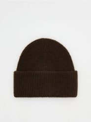 Czapka beanie - ciemnobrązowy. Brązowe czapki damskie Reserved, bez wzorów. W wyprzedaży za 22.99 zł.