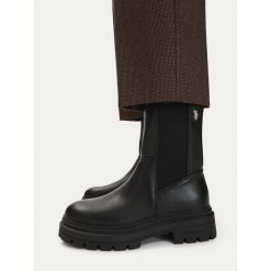 Botki U.S. Polo Assn. Czarne botki damskie U.S. Polo Assn., bez wzorów, bez obcasa, na płaskiej podeszwie, bez zapięcia. Za 299.99 zł.