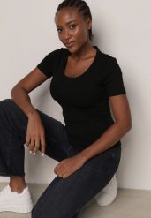 Czarny Prążkowany T-shirt Ozdobiony po Bokach Marszczeniem Nedisa. Czarne t-shirty damskie Born2be, m, bez wzorów, z jeansu, bez kołnierzyka, bez ramiączek. Za 49.99 zł.