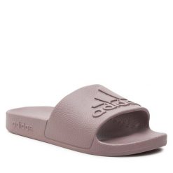 Klapki adidas. Fioletowe klapki damskie Adidas, bez wzorów, sportowe, bez obcasa, bez zapięcia. Za 79.99 zł.
