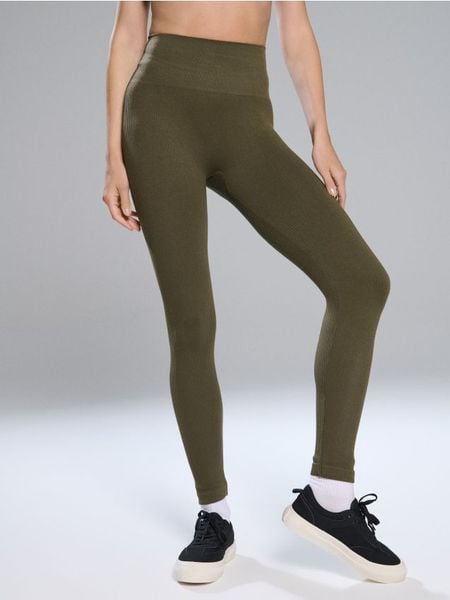 Prążkowane legginsy - zielony. Zielone legginsy damskie Sinsay, bez wzorów, prążkowane. Za 39.99 zł.