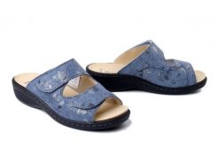 DR. BRINKMANN 701080-55 hellblau, klapki damskie. Niebieskie klapki damskie Dr. Brinkmann, na lato, bez wzorów, ze skóry, bez obcasa, bez zapięcia. Za 314.41 zł.