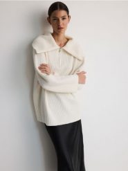 Sweter z rozpinanym golfem - kremowy. Białe swetry nierozpinane damskie Reserved, l, bez wzorów, z dzianiny, bez kołnierzyka, bez ramiączek. W wyprzedaży za 59.99 zł.