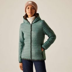 Kurtka damska przejściowa ocieplana Rigain. Zielone kurtki sportowe damskie Regatta, bez wzorów, z puchu, bez ramiączek, bez kaptura, trekkingowe. W wyprzedaży za 209.99 zł.