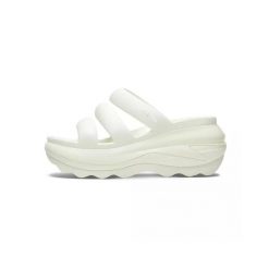 Klapki damskie Crocs Mega Crush Triple Strap. Białe klapki damskie Crocs, bez wzorów, z materiału, sportowe, bez obcasa, bez zapięcia. Za 395.00 zł.