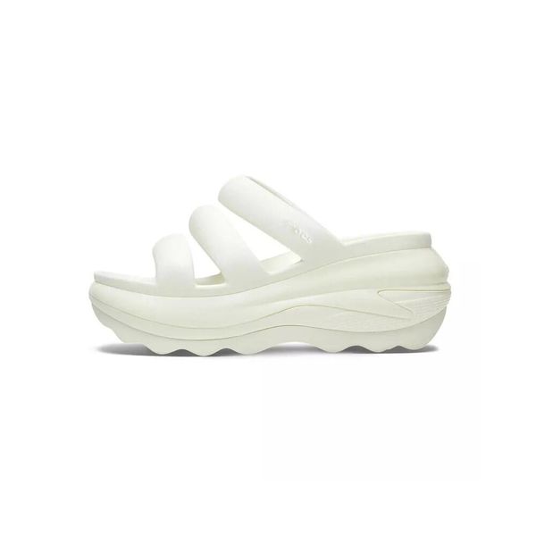 Klapki damskie Crocs Mega Crush Triple Strap. Białe klapki damskie Crocs, bez wzorów, z materiału, sportowe, bez obcasa, bez zapięcia. Za 395.00 zł.