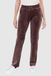 JUICY COUTURE Brązowe spodnie dresowe z weluru. Brązowe spodnie dresowe damskie Juicy Couture, bez wzorów, z dresówki. W wyprzedaży za 299.99 zł.