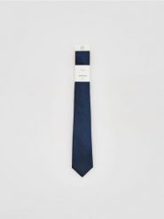 Jedwabny krawat - granatowy. Niebieskie krawaty i muchy Reserved, bez wzorów, z jedwabiu. Za 119.99 zł.
