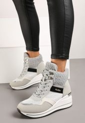 Szare Botki na Koturnie w Streetwearowym Stylu Ozdobione Futerkiem Arabelline. Szare botki damskie Renee, na zimę, bez wzorów, z futra, z okrągłym noskiem, bez obcasa, na koturnie, bez zapięcia. Za 109.99 zł.