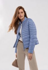 Kurtka pikowana casual J-COMO. Niebieskie kurtki sportowe damskie Volcano, m, bez wzorów, z materiału, bez ramiączek, bez kaptura. Za 289.99 zł.