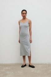 Sukienka na ramiączkach z prążkowanej dzianiny w kolorze GREY MELNAGE- CARMEN-XS/S. Szare sukienki damskie Marsala, s, bez wzorów, z bawełny, bez kołnierzyka, bez ramiączek, midi. Za 219.90 zł.