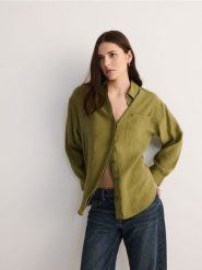 Koszula oversize z modalu - oliwkowy. Zielone koszule damskie Reserved, l, bez wzorów, z tkaniny, bez kołnierzyka, bez ramiączek. W wyprzedaży za 49.99 zł.