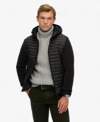 Superdry Kurtka Hooded Storm Fleece Hybrid – Pikowany Tułów i Polarowe Rękawy. Czarne kurtki męskie Superdry, m, bez wzorów, z elastanu, bez kaptura. Za 651.25 zł.
