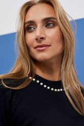 Sweter z ozdobnymi perełkami. Swetry nierozpinane damskie MOODO, m, bez wzorów, z poliamidu, bez kołnierzyka, bez ramiączek. W wyprzedaży za 47.99 zł.