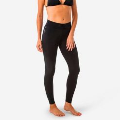 Legginsy UV surfingowe damskie Olaian 100. Czarne legginsy damskie OLAIAN, bez wzorów, z elastanu. W wyprzedaży za 49.99 zł.