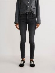 Jeansy slim fit z wysokim stanem - szary. Szare jeansy damskie Reserved, bez wzorów, z bawełny, z podwyższonym stanem. W wyprzedaży za 79.99 zł.