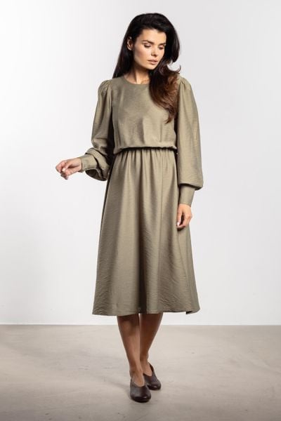 Elegancka sukienka rozkloszowana z długim rękawem zielona. Zielone sukienki damskie Infinite You, l, bez wzorów, eleganckie, bez kołnierzyka, bez ramiączek, rozkloszowane. Za 329.00 zł.