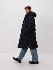 Długa pikowana kurtka z kapturem - czarny. Czarne kurtki męskie Reserved, l, bez wzorów, z tkaniny, z kapturem. Za 359.99 zł.