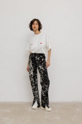 Spodnie z rozcięciem w kolorze BALCK & WHITE -LEEDS-XL. Białe spodnie materiałowe damskie Marsala, bez wzorów, z bawełny. Za 299.90 zł.