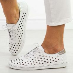 Białe skórzane ażurowe półbuty damskie S.Barski 644. Białe półbuty damskie S.BARSKI, na jesień, w ażurowe wzory, z jeansu, biznesowe, z okrągłym noskiem, bez obcasa, na płaskiej podeszwie, bez zapięcia. Za 249.00 zł.