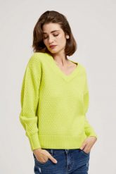 Sweter z dekoltem w serek limonkowy. Swetry nierozpinane damskie MOODO, m, bez wzorów, bez kołnierzyka, bez ramiączek. W wyprzedaży za 64.99 zł.