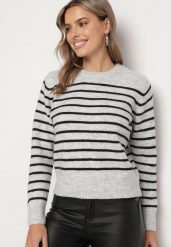 Jasnoszary Sweter w Paski o Klasycznym Kroju Rialira. Szare swetry nierozpinane damskie Born2be, uniwersalny, bez wzorów, z jeansu, eleganckie, bez kołnierzyka, bez ramiączek. Za 139.99 zł.