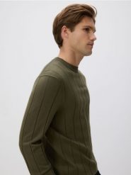 Sweter z wiskozą - oliwkowy. Zielone swetry męskie Reserved, l, bez wzorów, z dzianiny, bez kołnierzyka, bez ramiączek. Za 119.99 zł.