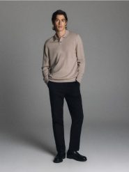 Wełniany sweter polo - beżowy. Brązowe swetry męskie Reserved, l, bez wzorów, z dzianiny, bez kołnierzyka, bez ramiączek. Za 299.99 zł.