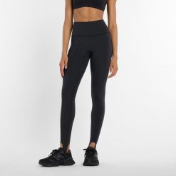 Legginsy damskie do biegania New Balance Sleek WP53168BK – czarne. Czarne legginsy damskie New Balance, bez wzorów, z lycry. Za 429.99 zł.