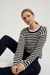 Krótki sweter w paski czarno-biały. Białe swetry nierozpinane damskie MOODO, l, bez wzorów, bez kołnierzyka, bez ramiączek. W wyprzedaży za 35.98 zł.