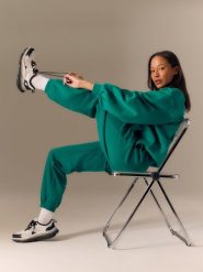 4F Spodnie dresowe joggery damskie - zielone XL. Zielone spodnie dresowe damskie 4F, bez wzorów, z dresówki, sportowe. Za 139.99 zł.