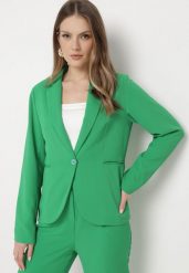 Zielona Marynarka Zapinana na Guzik z Kieszonkami Parveta. Zielone marynarki i żakiety damskie Born2be, bez wzorów, eleganckie, bez kołnierzyka, bez ramiączek. Za 159.99 zł.