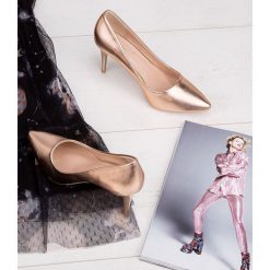 Czółenka damskie Ideal Shoes P-6344 Szampańskie. Czółenka damskie IDEAL SHOES, bez wzorów, z materiału, bez obcasa, na szpilce, bez zapięcia. Za 89.00 zł.