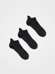3 pack skarpet - czarny. Czarne skarpety męskie Reserved, bez wzorów. Za 39.99 zł.