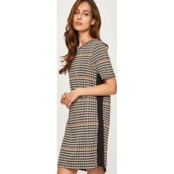 Answear - Sukienka. Szare sukienki damskie ANSWEAR, na co dzień, m, bez wzorów, z dzianiny, casualowe, bez kołnierzyka, bez ramiączek, mini, proste. Za 89.90 zł.