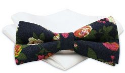 Ciemnogranatowa Mucha Męska -ALTIES- z Białą Poszetką, w Kwiaty, Matowa. Niebieskie krawaty i muchy Alties, bez wzorów, eleganckie. Za 54.00 zł.