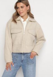 Beżowa Pudełkowa Kurtka z Kołnierzykiem i Kieszeniami o Krótkim Fasonie Neliella. Brązowe kurtki damskie Born2be, l, bez wzorów, z jeansu, bez kaptura. Za 99.99 zł.