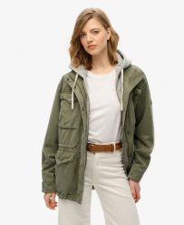 Superdry Bluza z kapturem Jersey Military – Chive Green. Zielone bluzy damskie Superdry, bez wzorów, z bawełny, eleganckie, bez ramiączek, z kapturem. Za 422.50 zł.