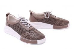 ARTIKER RELAKS 50C1346 taupe, półbuty damskie. Brązowe półbuty damskie Artiker Relaks, na lato, w ażurowe wzory, ze skóry, bez obcasa, bez zapięcia. Za 125.94 zł.